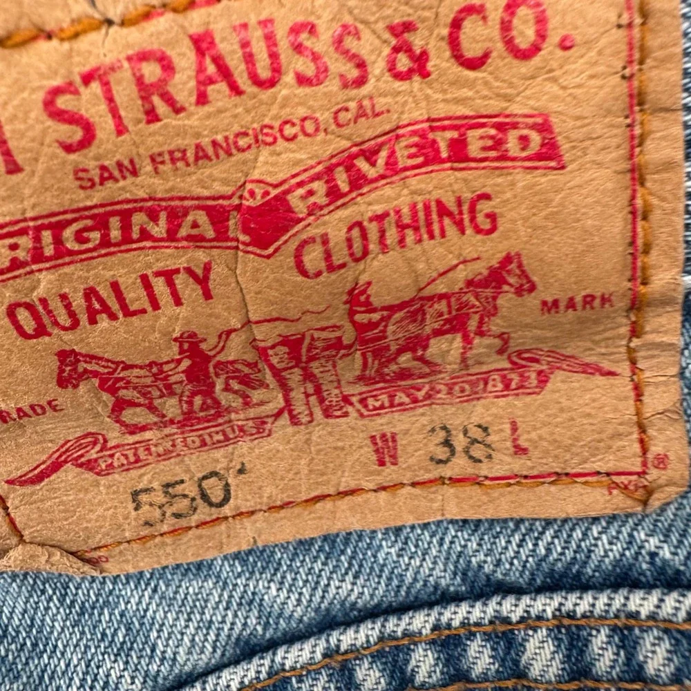 Levis 550 Distressed Denim Shorts Light Wash Frayed Cut Offs W38 L